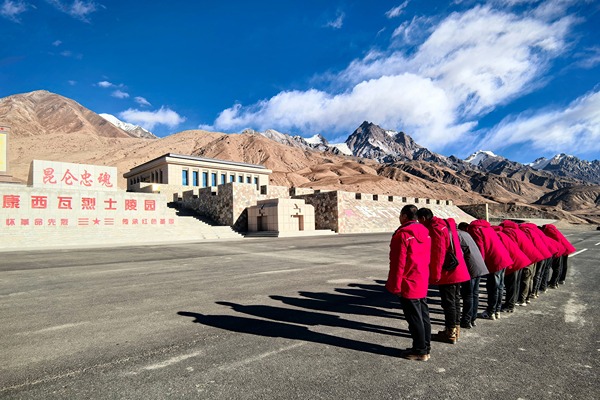 走進(jìn)新疆工地，緬懷先烈功績(jī)